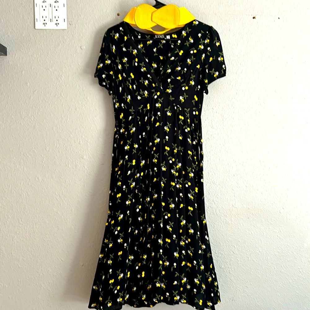 Women’s 50s style summer dress with matching belt included